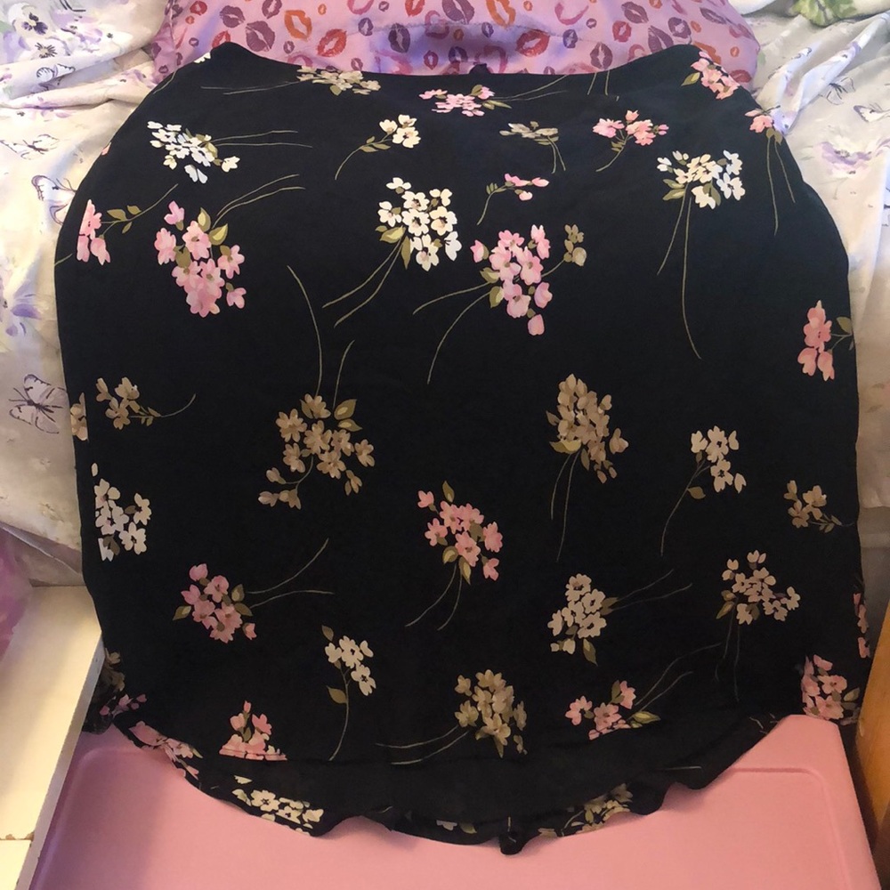 Ann Taylor Loft floral print skirt. Size 8. NWOT.